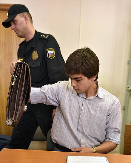 По данным следствия, радиоинженер из Сергиева Посада Иван Непомнящих 6 мая 2012 года избил двух полицейских зонтом