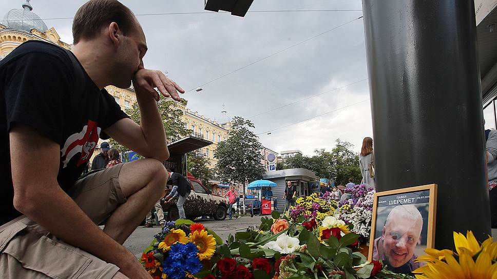 Киевляне возлагают цветы к месту трагедии